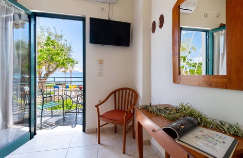Nikiana Apartamento | Apartamento estudio "Nikiana Club - Studio 4" con vistas al mar, piscina compartida y Wi-Fi
