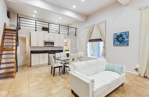 Point Loma Heights Villa | Nimitz & W Point Loma Blvd! Estudio individual con sofá cama doble y loft con reina