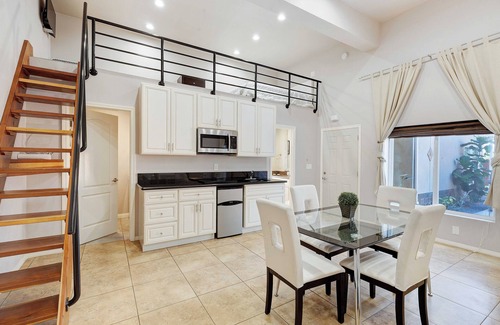 Point Loma Heights Villa | Nimitz & W Point Loma Blvd! Estudio individual con sofá cama doble y loft con reina