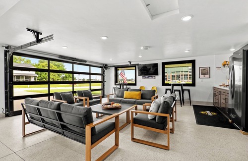 Ashwaubenon Apartamento | NineSixFive Fieldhouse | Stadium · Arcades · Luxe