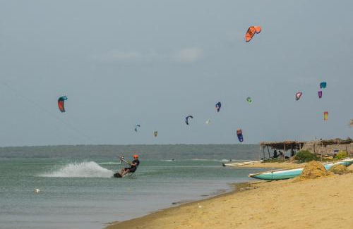 Kudawa Complejo | Nirukthie Beach Resort & Restaurant