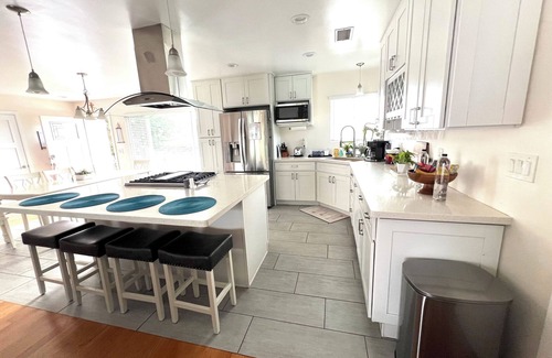 Talmadge Casa | NEW!!! Family Friendly Retreat w/ Yard & Play 2000sqft Free Parking AT&T Fiber