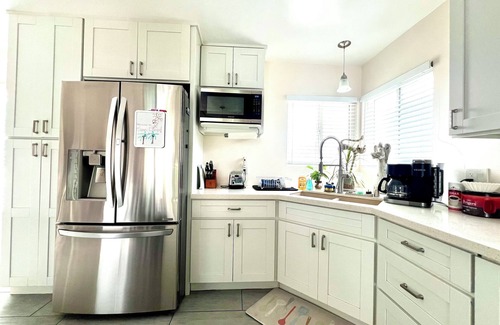 Talmadge Casa | NEW!!! Family Friendly Retreat w/ Yard & Play 2000sqft Free Parking AT&T Fiber