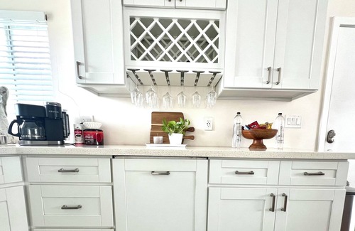 Talmadge Casa | NEW!!! Family Friendly Retreat w/ Yard & Play 2000sqft Free Parking AT&T Fiber