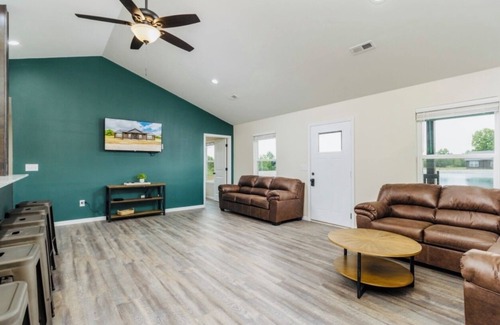 Dallas County Casa | Nice cabin near Bennett Springs: stocked pond, gated entry, family-friendly!