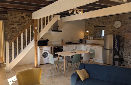 Quettehou Casa | Norman stone house, close to the sea and tourist attractions