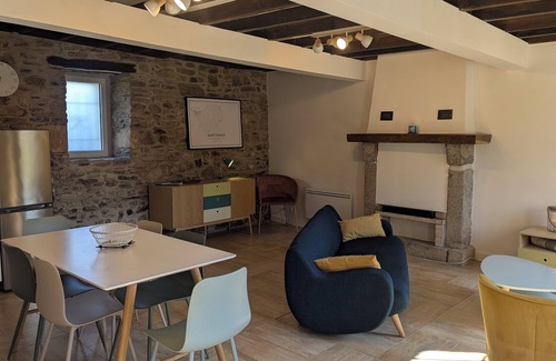 Quettehou Casa | Norman stone house, close to the sea and tourist attractions