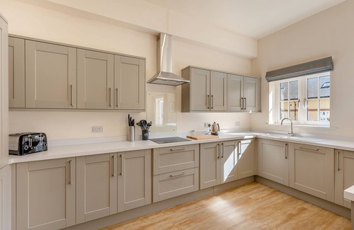 Felton Cabaña | No 1 - Sandown Park - UK47935