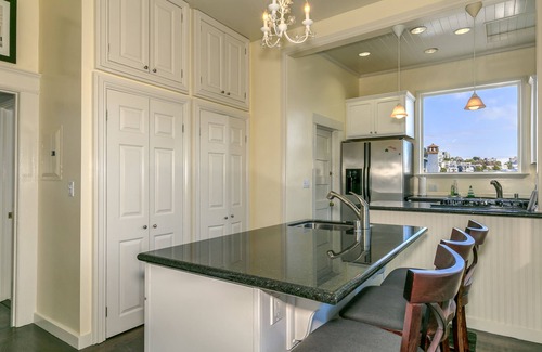 Russian Hill Apartamento | No Playa / Ruso Hill 2br + estudio / 2ba remodelado Edwardian plana