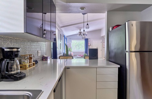 Travis Heights Casa | Wag-Worthy Stay Stylish Bungalow Near SoCo Vibes 3 Miles to ACL