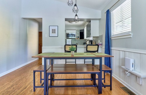 Travis Heights Casa | Wag-Worthy Stay Stylish Bungalow Near SoCo Vibes 3 Miles to ACL
