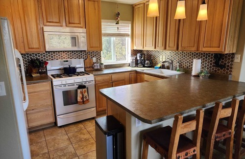 Cripple Creek Casa | No Cleaning Fees, Spacious & Secluded Mountain Home, Pikes Peak Views, Hot Tub!