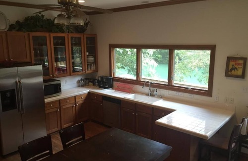 Gruene Casa | Gruene River House y Cabaña en Guadalupe! 7Bdrms / 4. 5bath / kayaks, Camas-28