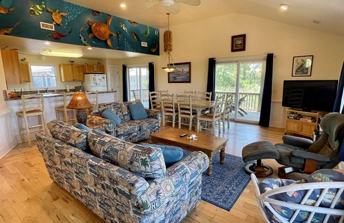 Ocracoke Casa | No Fools No Fun: Piscina privada con un patio maravillosamente ajardinado.