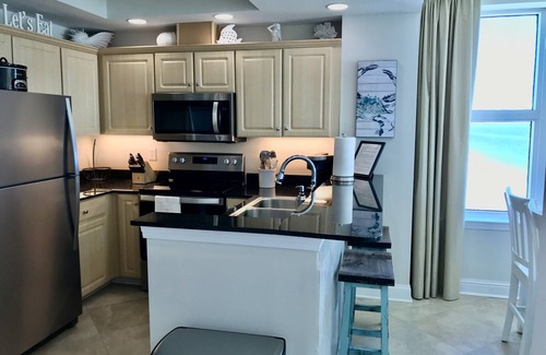 Gulf Shores Condominio | Crystal Shores 1001, unidad de la esquina este, dos suites King cada una con baño privado