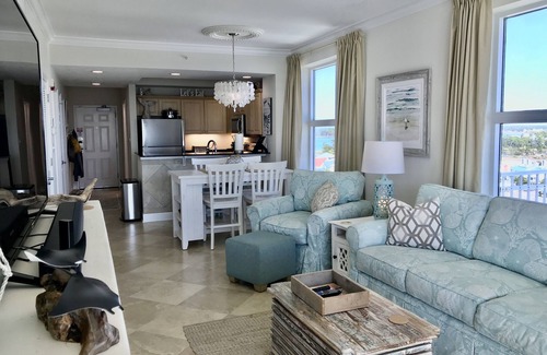 Gulf Shores Condominio | Crystal Shores 1001, unidad de la esquina este, dos suites King cada una con baño privado