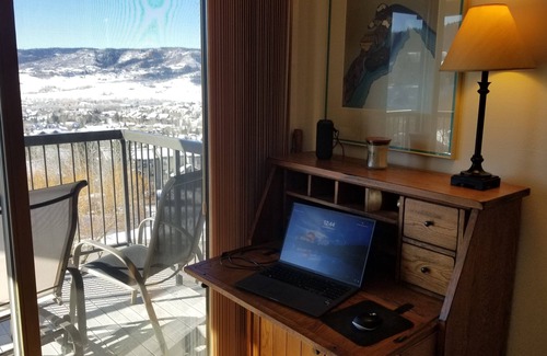 Steamboat Springs Condominio | La mejor vista en Steamboat ~ Remodelación completa ~ HBO / DVR ~ ¡Super limpio!