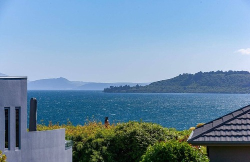 Hilltop Casa | *No Service Fee* Spectacular Views – Walk to Lake