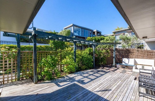 Hilltop Casa | *No Service Fee* Spectacular Views – Walk to Lake