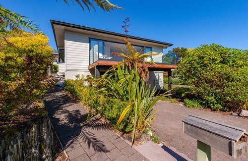 Hilltop Casa | *No Service Fee* Spectacular Views – Walk to Lake