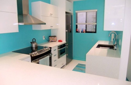 Baristo Condominio | Sin escaleras! 2BR / 2BA Reno Diseñador amueblado lavadora / secadora, Walk DNT, Wi-Fi, Teléfono