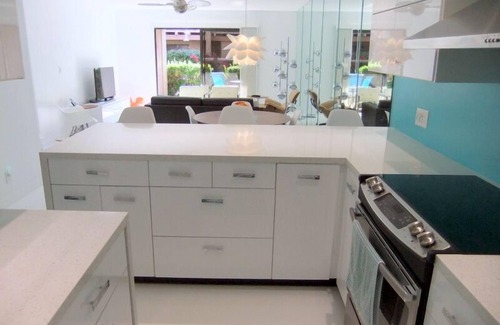 Baristo Condominio | Sin escaleras! 2BR / 2BA Reno Diseñador amueblado lavadora / secadora, Walk DNT, Wi-Fi, Teléfono