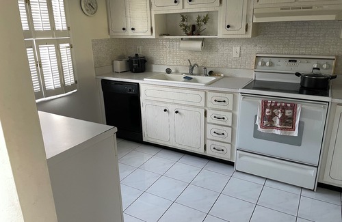 Villas Condominio | NO steps, park in front of door, spic'n'span fully furnished, quiet corner unit