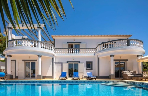 Vila do Bispo Villa | Nº23 Golfe Santo Antonio - ¡Villa de 3 dormitorios bellamente amueblada con vistas a la piscina, al mar y al golf!
