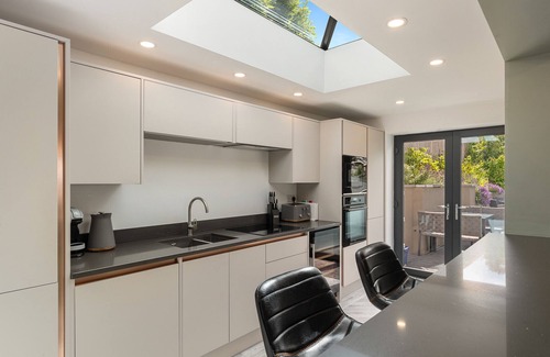 Saundersfoot Casa | No5 Highpoint luxury townhouse ,2 en-suite bedrooms onsite indoor swimming pool