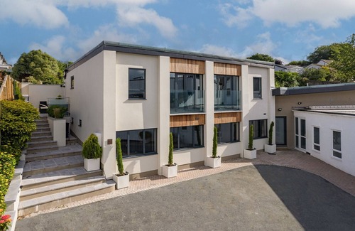 Saundersfoot Casa | No5 Highpoint luxury townhouse ,2 en-suite bedrooms onsite indoor swimming pool