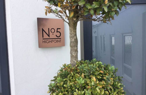 Saundersfoot Casa | No5 Highpoint luxury townhouse ,2 en-suite bedrooms onsite indoor swimming pool