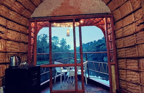 Pirmed Cama Y Desayuno | Noah's Ark- River Front Boat House Cottage