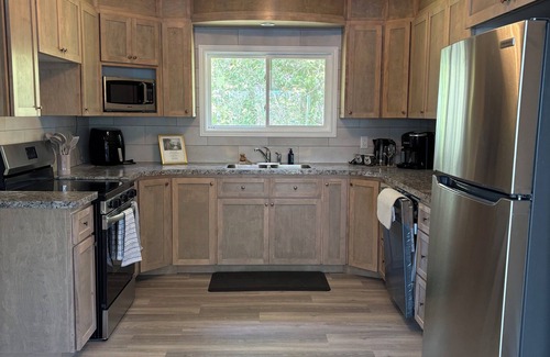 Clare Cabaña | Noah’s private lakefront cottage, spacious for a peaceful and relaxing stay.