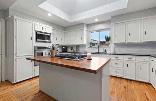 Southwest Carrollton Casa | Nob Hill: Sunny Home Skylights Prime Location