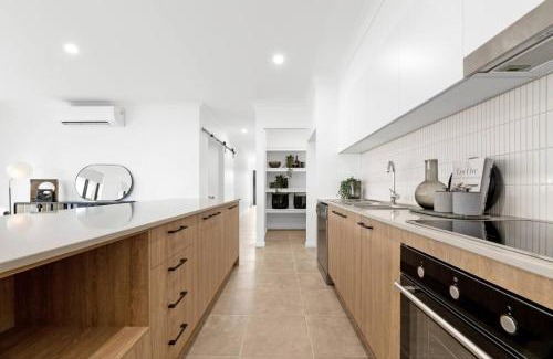 Burpengary East Casa | Noble Casa Brand New Estate Sleeps 8 Burpengary East