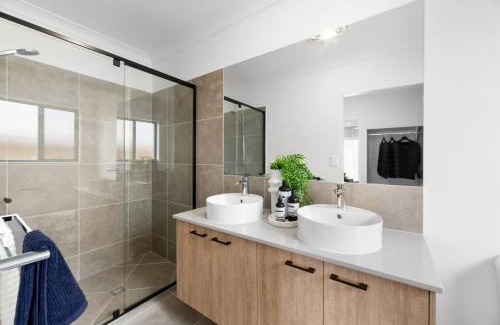 Burpengary East Casa | Noble Casa Brand New Estate Sleeps 8 Burpengary East
