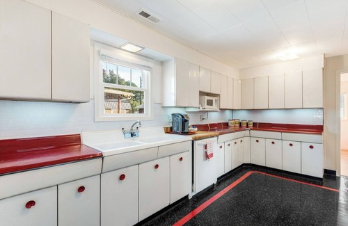 Prineville Casa | Noble - Charming 1930s 3-bedroom house with WiFi and AC in Prineville