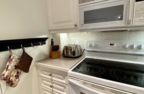 Clearview Casa | NOHO Estate. A cozy farmhouse retreat just 5 minutes from downtown Collingwood!