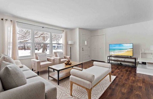 Brooklyn Park Casa | NOID DRIVE · Cheerful 4 bed house w/ patio 15 min to downtown!