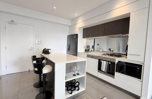 Eagle Farm Apartamento | Noir Reverie - Designer Home by the River, Free Carpark, Gym & Pool