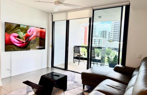 Eagle Farm Apartamento | Noir Reverie - Designer Home by the River, Free Carpark, Gym & Pool