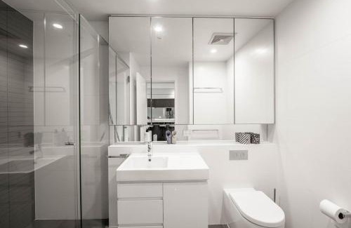 Eagle Farm Apartamento | Noir Reverie - Designer Home by the River, Free Carpark, Gym & Pool