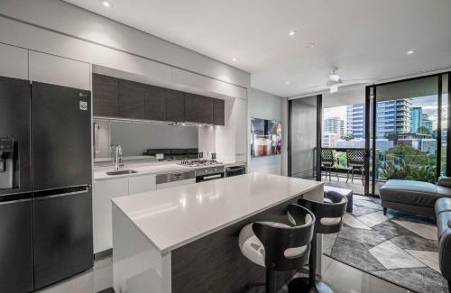 Eagle Farm Apartamento | Noir Reverie - Designer Home by the River, Free Carpark, Gym & Pool