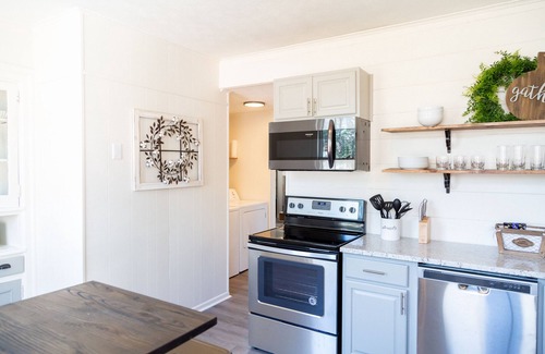 Knoxville Apartamento | NoKno Flats - Simple Serenity: 2 BR, 1.5 BA in North Knoxville