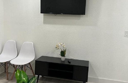 Peak's Suburban Addition Apartamento | Nomad Flat Smart Hub