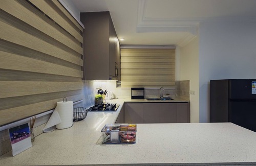 Sekondi-Takoradi Apartamento | NOOK 2: Stylish 2BR with premium finishes, custom décor & stunning views.