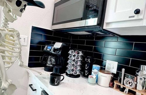 Galveston Casa | Noon Checkout, Soaking Tub, Sleeps 6