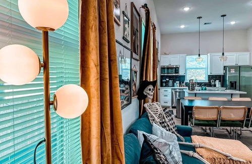 Galveston Casa | Noon Checkout, Soaking Tub, Sleeps 6