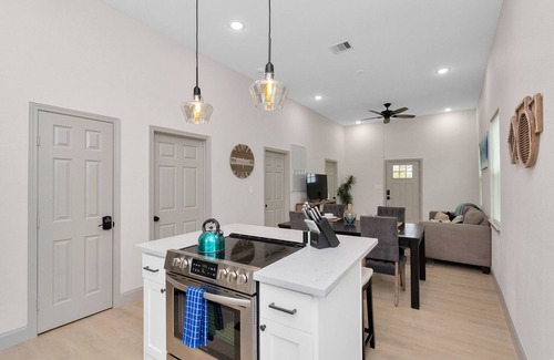 Galveston Casa | Noon Checkout, Soaking Tub, Sleeps 6
