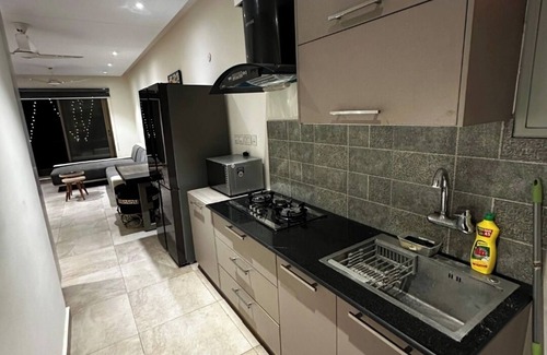 Lahore Apartamento | Norah Homes- 1 BHK- Private Balcony- Chic & Modern- Family Friendly!
